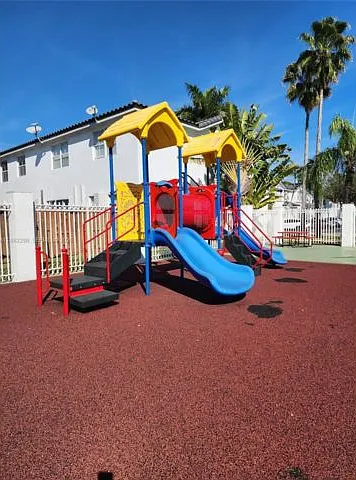 5570 NW 107th Ave — Photo 2