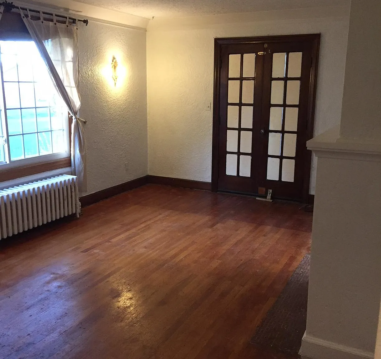 570 Fairfield St — Photo 2