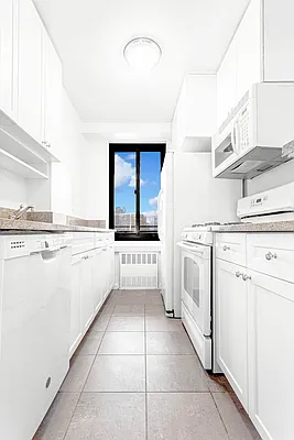 Rented by Olnick Organization | media 7