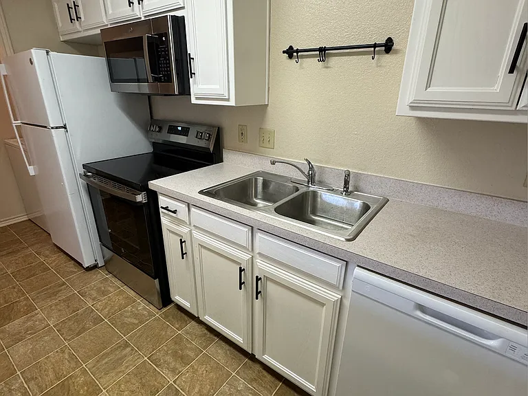 927 W Chestnut St #B — Photo 13