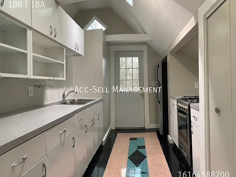 104 Diamond Ave SE #2 — Photo 2