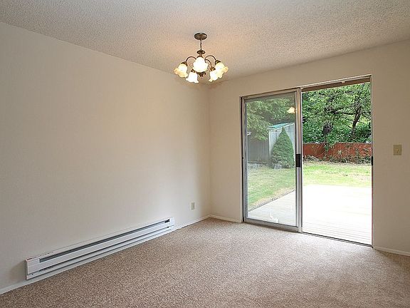 3rd image of 618 Maloney Pl NE