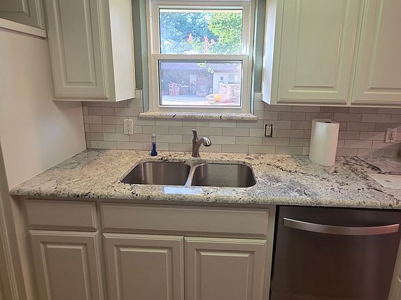 4th image of 1914 Surrey Cir