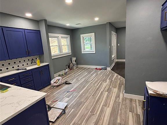 4th image of 707 W Grand Ave