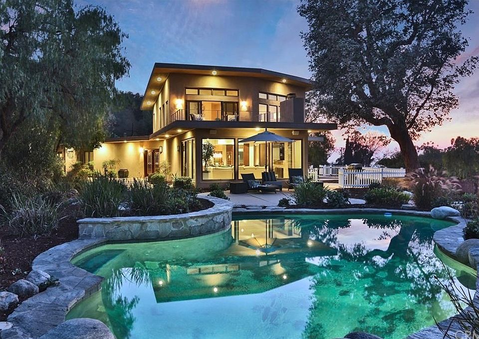 1st image of 550 E De Anza Heights Dr