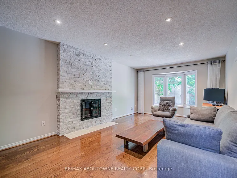 1273 Blackthorn Pl — Photo 13