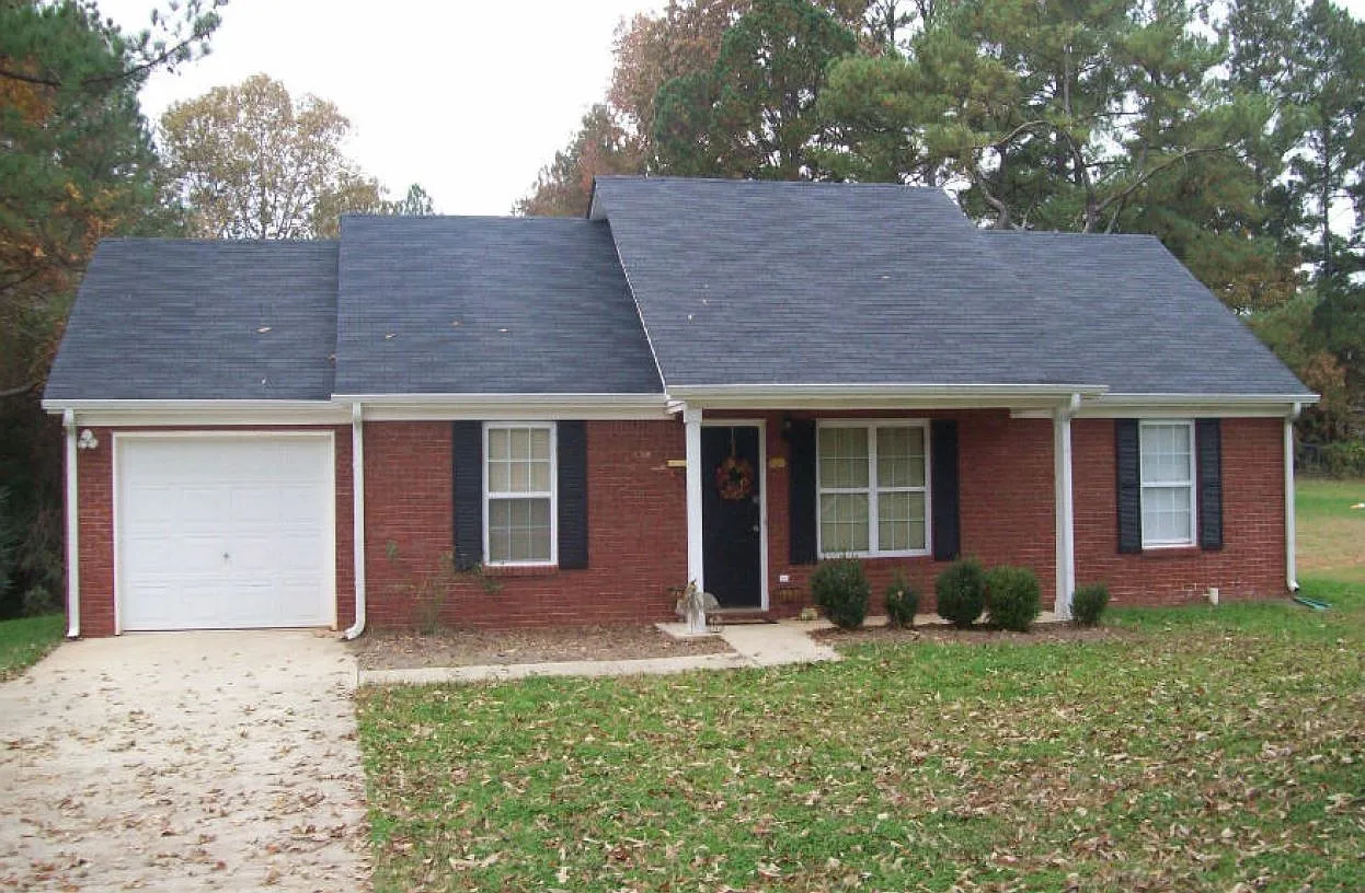 3 bed, 2.0 bath, $995 — Photo 1