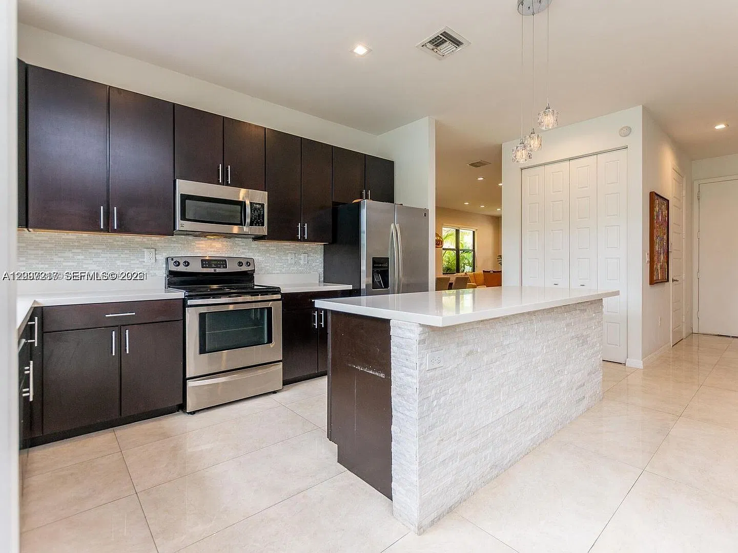 733 NE 193rd Terrace 733, Miami, FL 33179 - 3983 — Photo 3