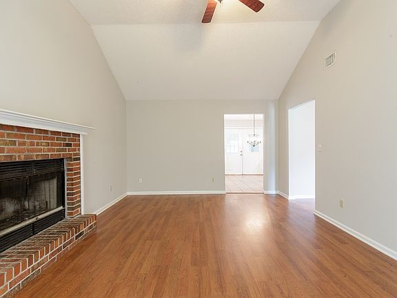 4th image of 931 Lakeside Dr