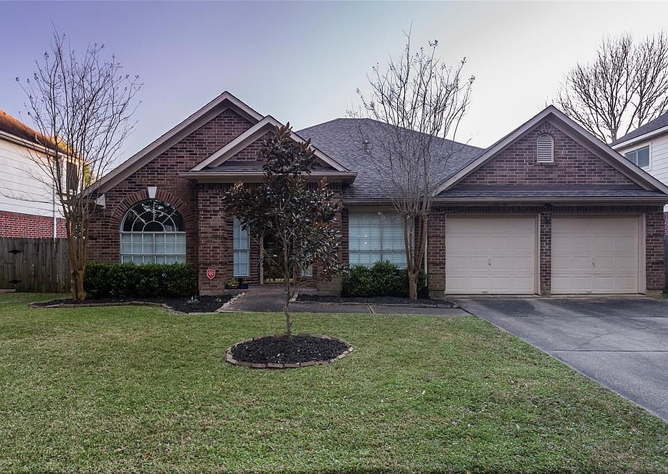 1st image of 806 Hyacinth Pl