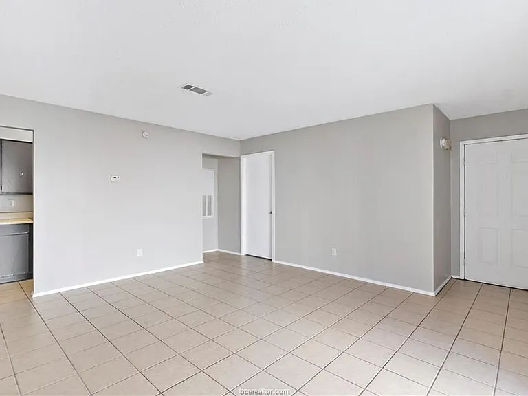 1112 Autumn Cir #D — Photo 6