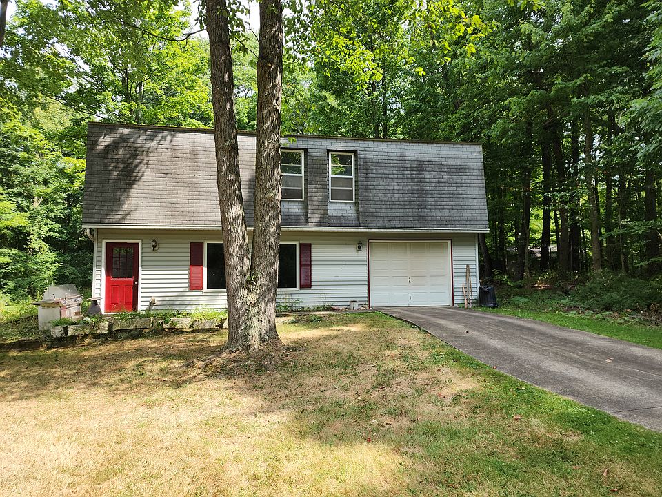 Exterior of 1 bedroom caretaker cottage.
* Note the single lane driveway!!
