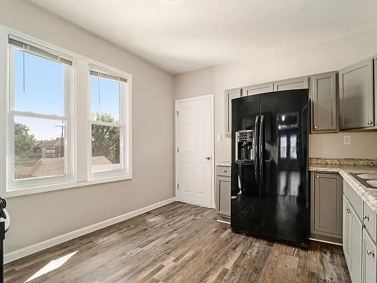 1045 Casgrain St — Photo 9