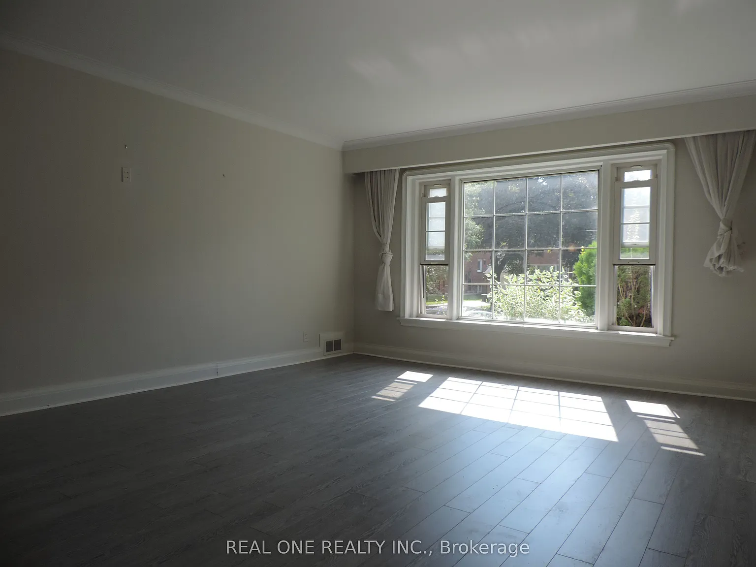 4 bed, $5,300 — Photo 2