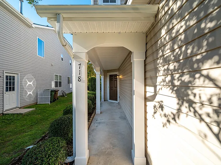 718 Delta Downs Dr — Photo 3
