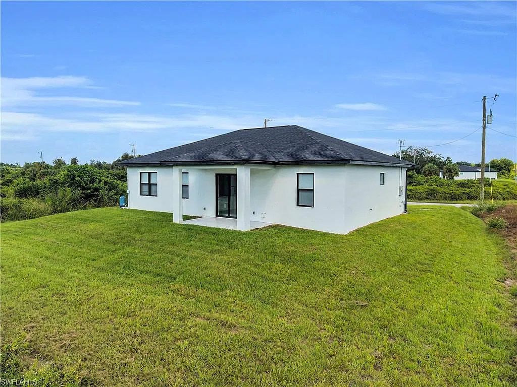 3 bed, 2.0 bath, 1639 sqft, $2,200 — Photo 3