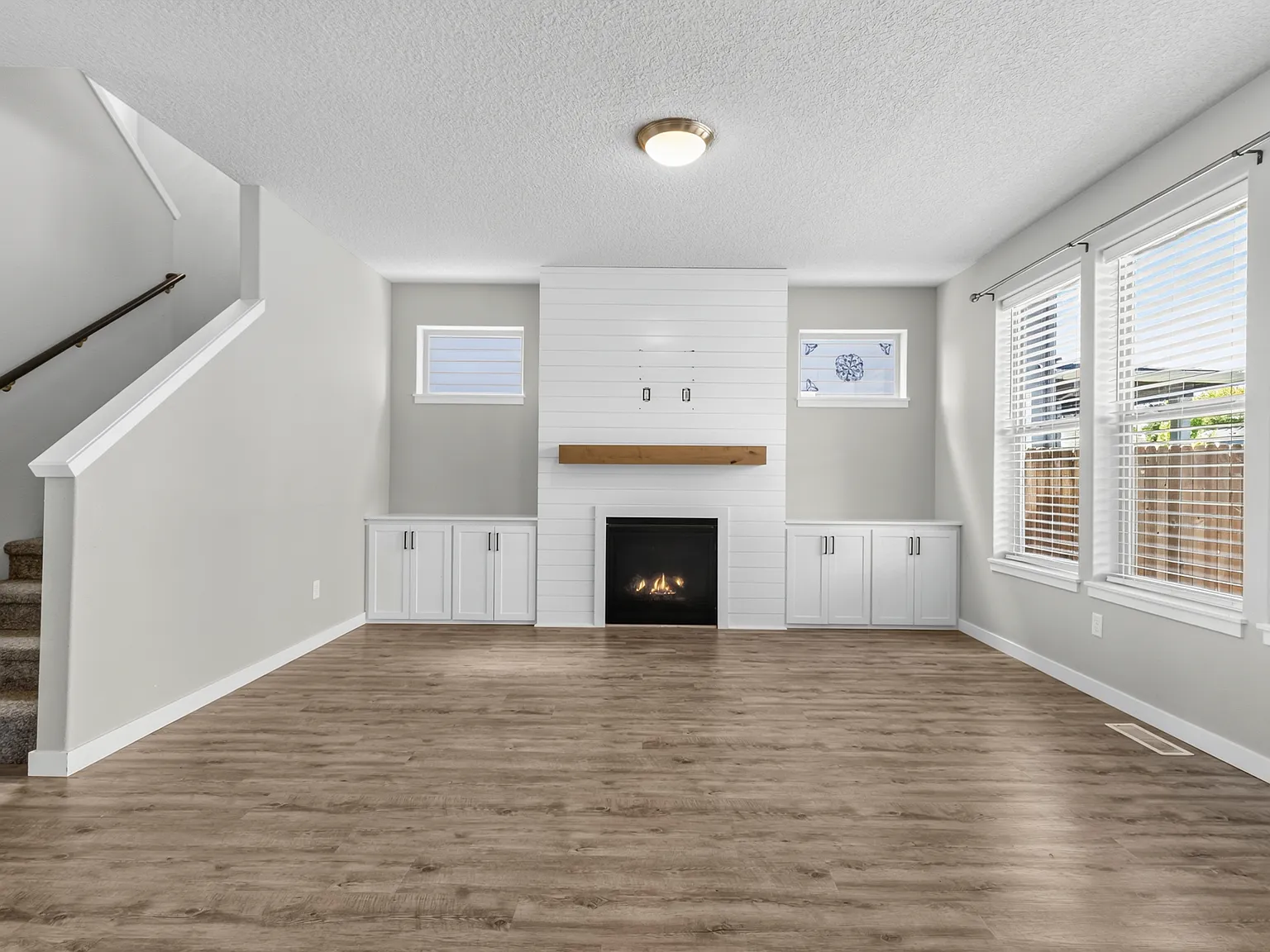 4 bed, 2.5 bath, 2042 sqft, $4,650 — Photo 2