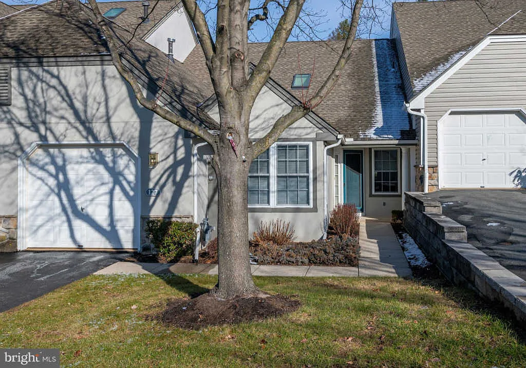 127 Hawthorne Ct photo 1