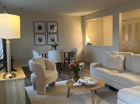 60 Colonial Estates Dr