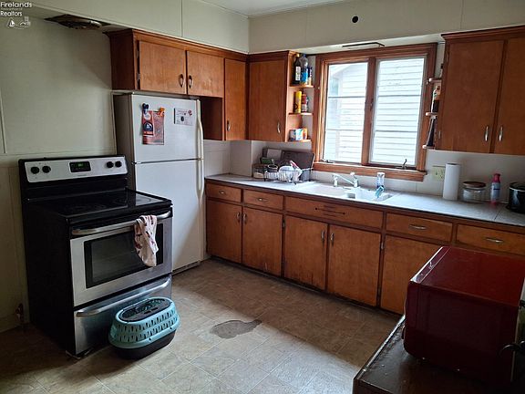 2nd image of 11 Oak St