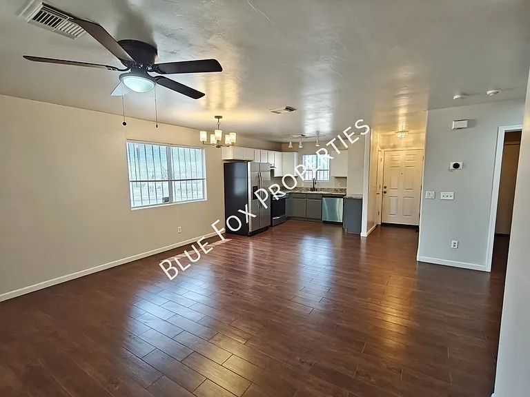 100 E Medina Rd — Photo 3