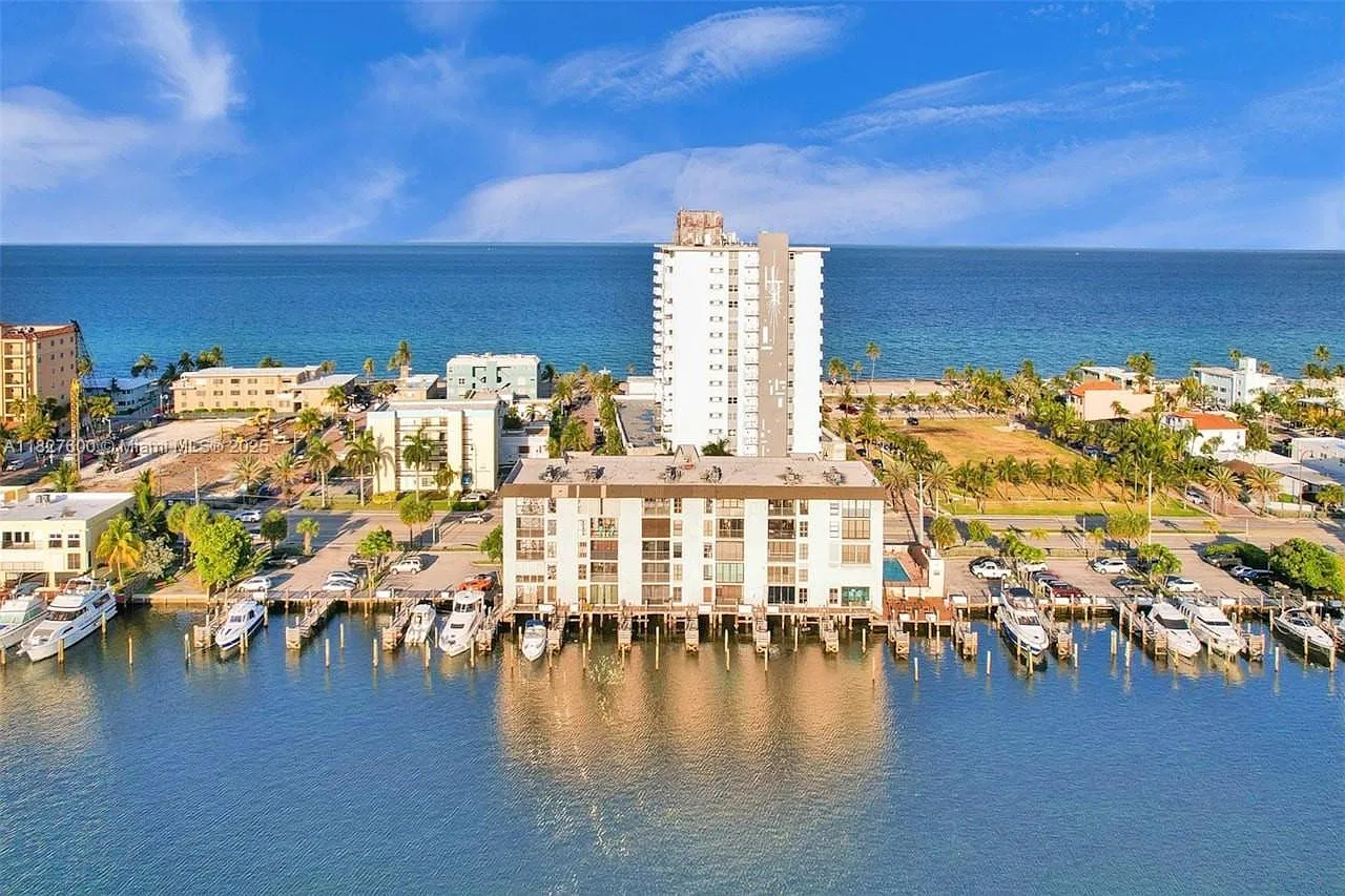 2 bed, 2.0 bath, 1060 sqft, $3,300 — Photo 3
