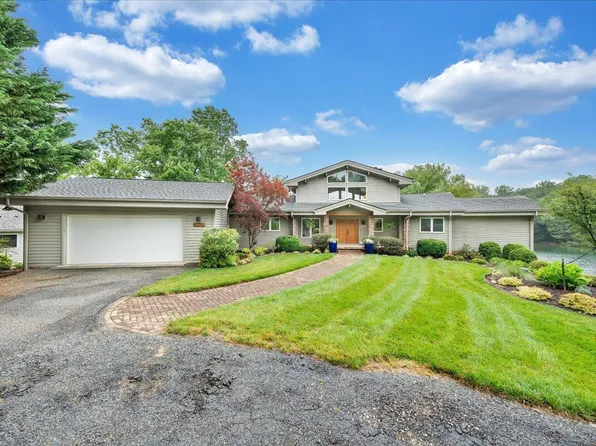 1409 Gowen Ln, Huddleston, VA 24104