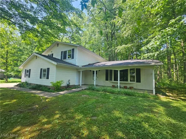 9028 Forest Ln, Chesterland, OH 44026