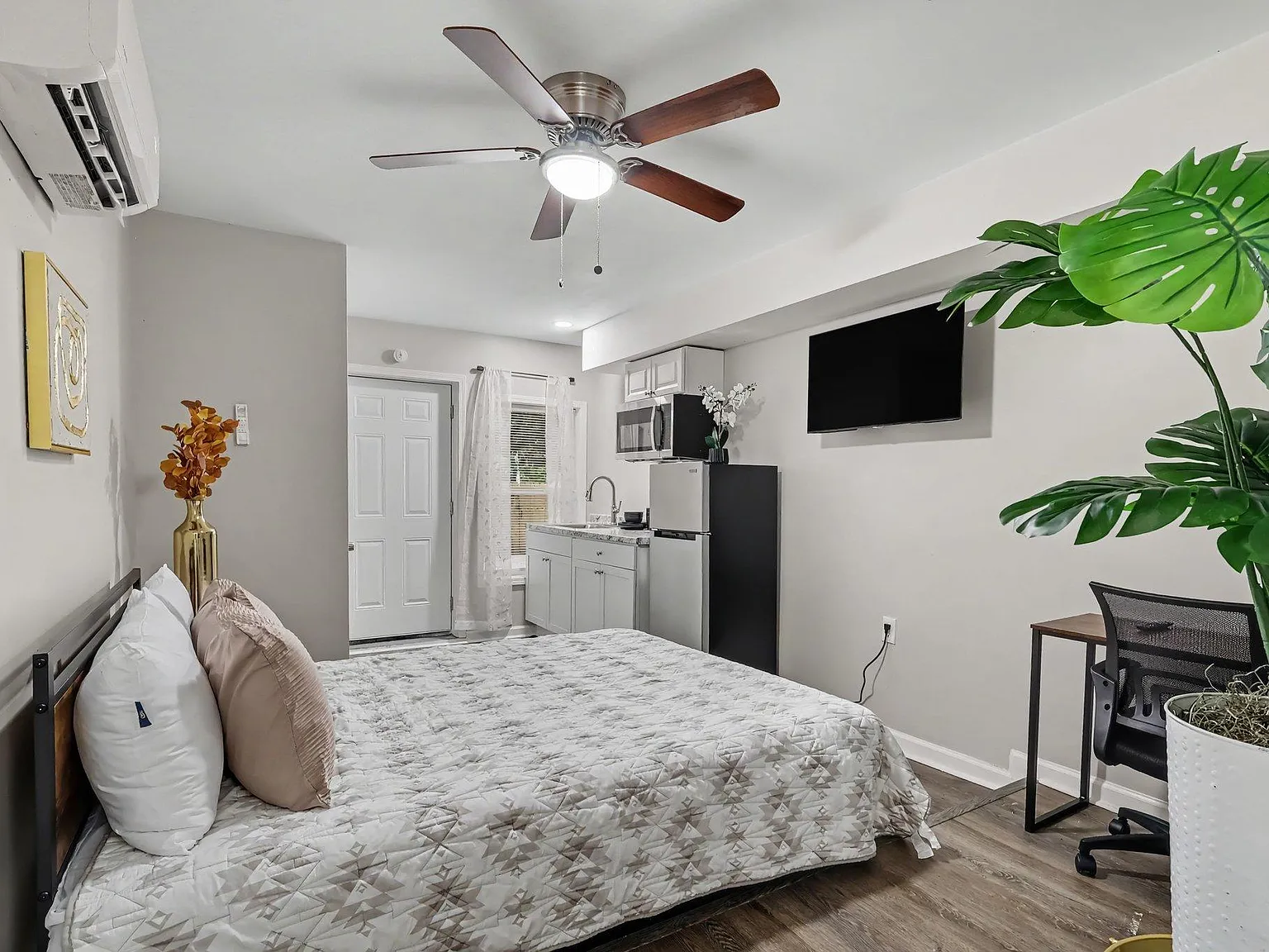 1 bed, 1.0 bath, 250 sqft, $1,698 — Photo 3