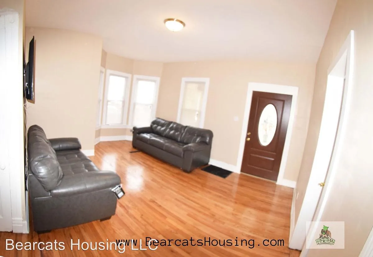 6 bed, 2600 sqft, $650 — Photo 2