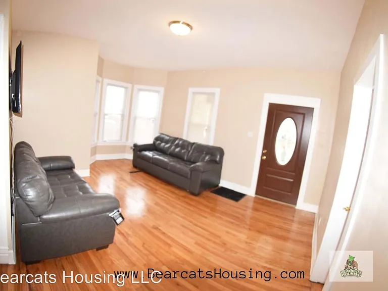 6 bed, 2600 sqft, $650 — Photo 2
