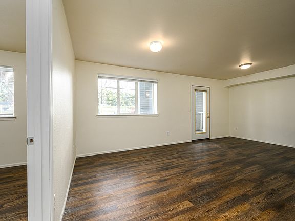 Living Room (Deluxe)