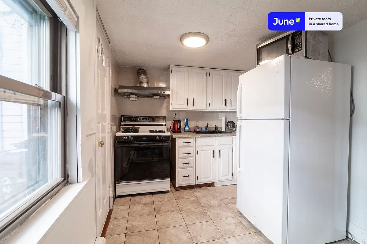 Queen bedroom in 5 bed/2 bath home in South Boston #1752 E — Photo 4