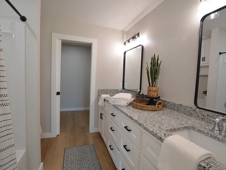 421 Valerie St — Photo 13