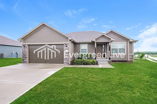 900 SW Chickadee Dr Photo 1