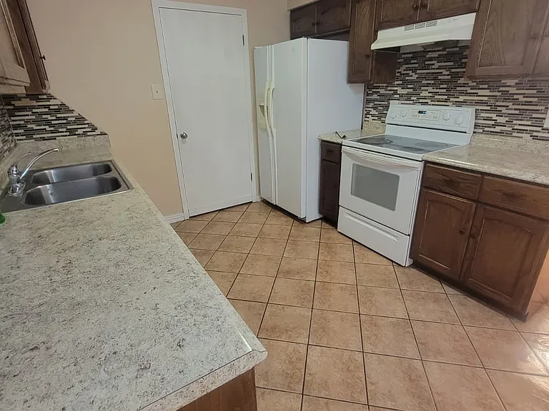 2113 Hawk Ave — Photo 3
