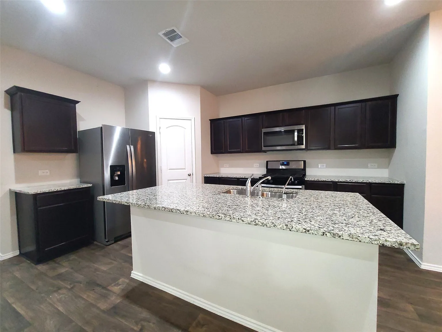 4 bed, 2.0 bath, 1784 sqft, $2,275 — Photo 4