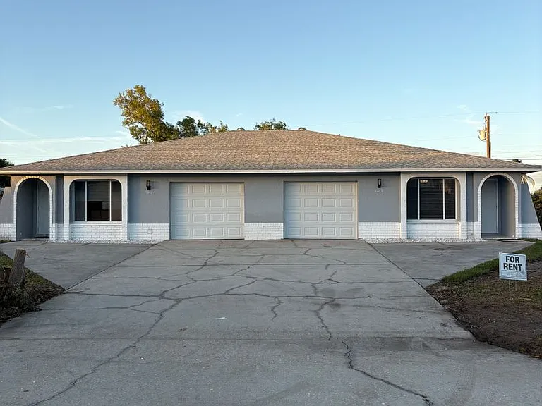 1015 SW 48th Ter — Photo 1