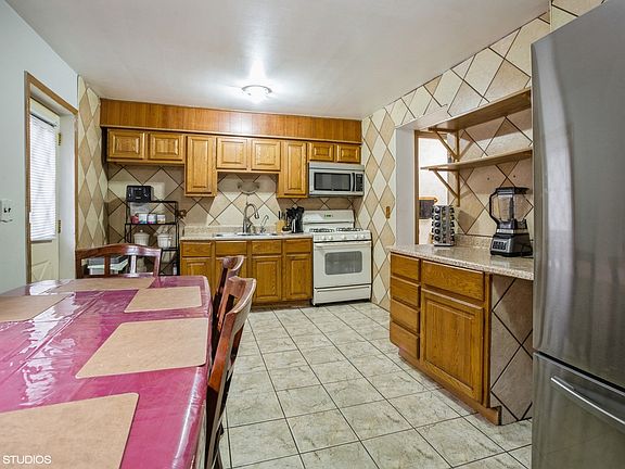 5th image of 929 W North Ave APT E