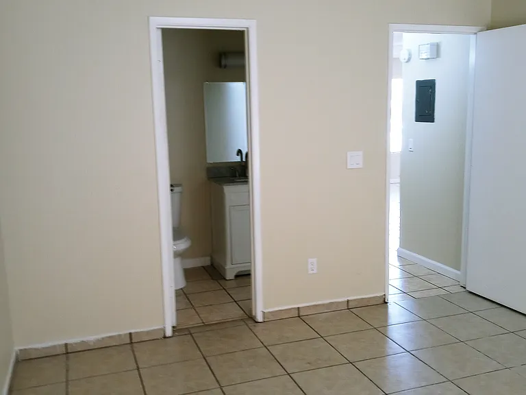 1190 Beverly Dr #F — Photo 4