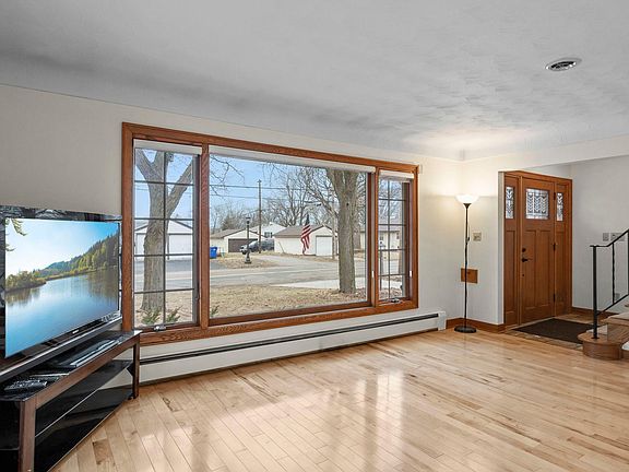 3rd image of 758 McKnight Rd N