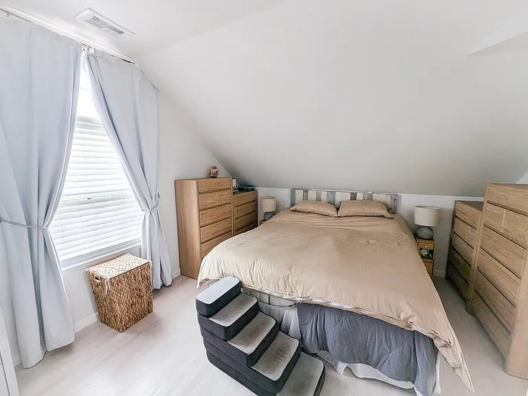 Master bedroom, fits king size bed