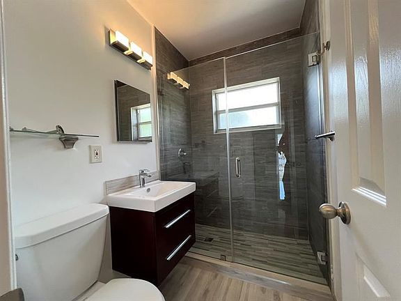 4th image of 935 8th St APT 18