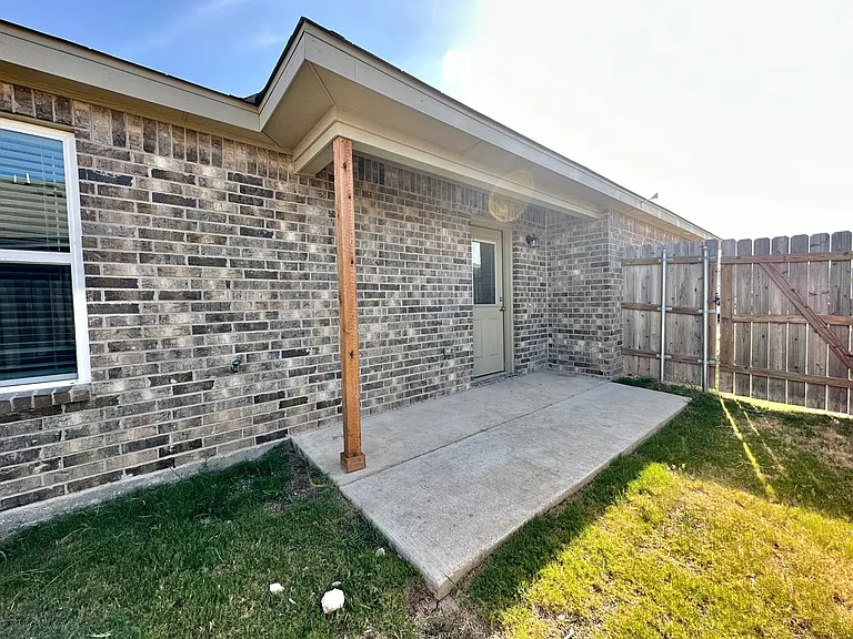 1821 Clovis Dr — Photo 21