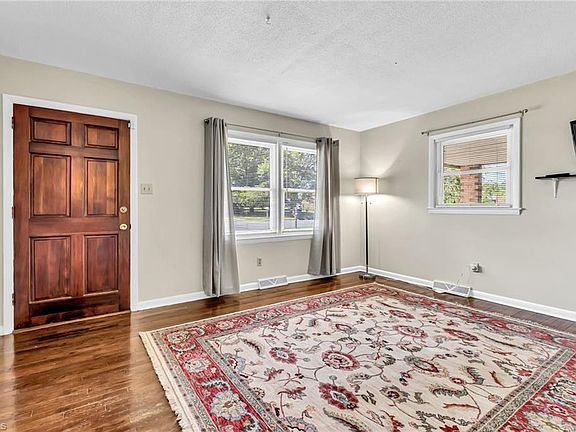 5th image of 106 Eastway Ln