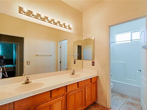 4th image of 720 Leicester St #0