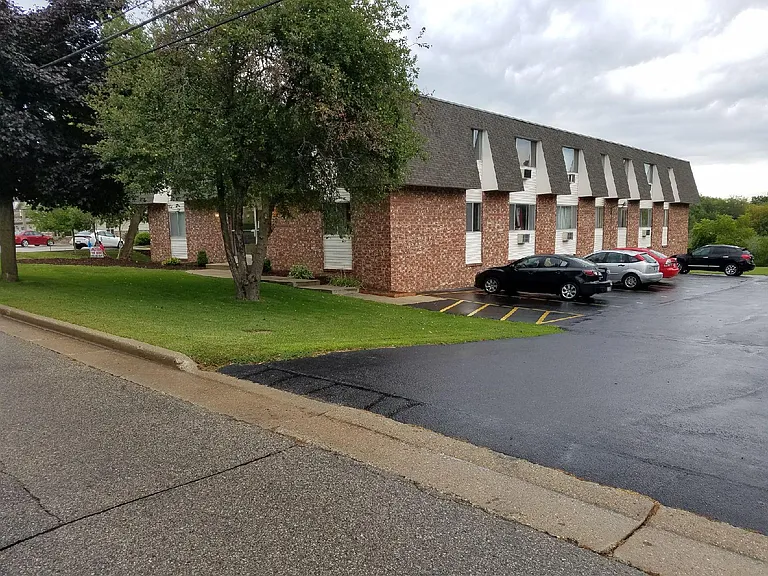 571 E Wisconsin Ave #LOWER — Photo 7