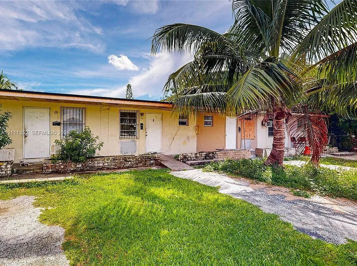 Coral Bay Manor — Photo 1