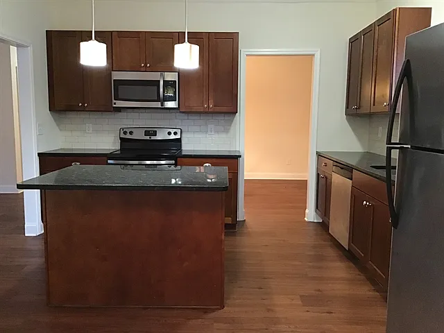 4 bed, 2.0 bath, 2072 sqft, $2,305 — Photo 3