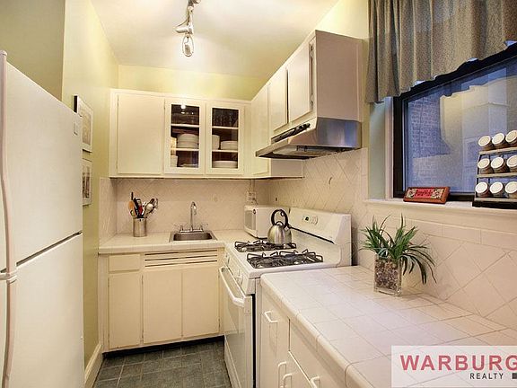 2nd image of 288 W 92nd St APT 3D